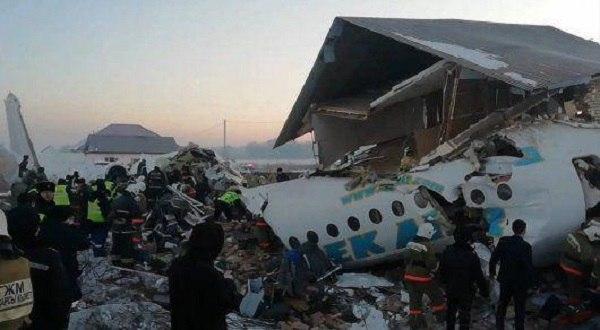 سقوط هواپیمای مسافربری در قزاقستان با 95 سرنشین تصاویر سقوط هواپیمای مسافربری در قزاقستان با 95 سرنشین