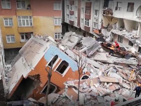 فروریختن یک ساختمان 7 طبقه در استانبول