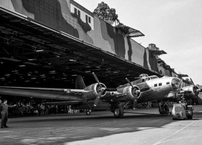 چگونه طراحان صحنه هالیوود در جنگ جهانی دوم از کارخانه های فراوری هواپیما محافظت کردند؟!